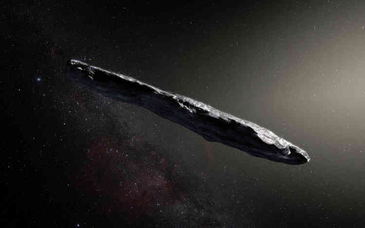 Le premier objet venant d’au-delà de notre Système solaire a été ­détecté le 19 octobre par un télescope de l’université d’Hawaï. L’Union astronomique internationale l’a officiellement nommé 1I/2017 U1 (« I » pour ­« interstellaire »), mais c’est son nom en hawaïen qui restera : « ’Oumuamua », pour « premier messager du lointain ». En provenance de la constellation de la Lyre, il est passé à 60 fois la distance Terre-Lune de notre planète, avant de repartir vers la constellation Pégase. Dans Nature du 20 novembre, une équipe internationale a décrit son étonnante structure rocheuse et métallique : long de 400 mètres, très effilé, il ne correspond à rien de connu dans le Système solaire. ESO/M. Kornmesser