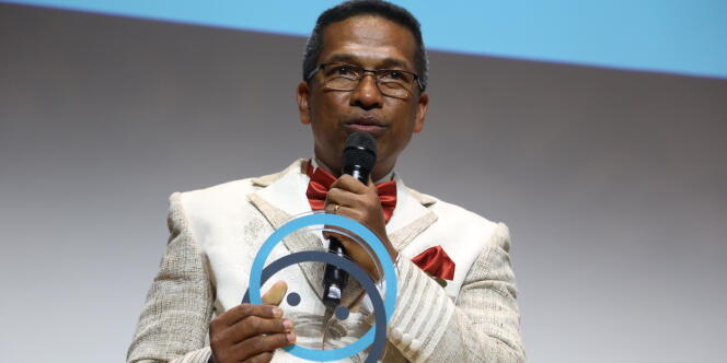Le docteur Ely Rakotoarimanana reçoit un prix de la fondation Postive Planet, le 20 décembre 2017, à la fondation Louis-Vuitton, à Paris.