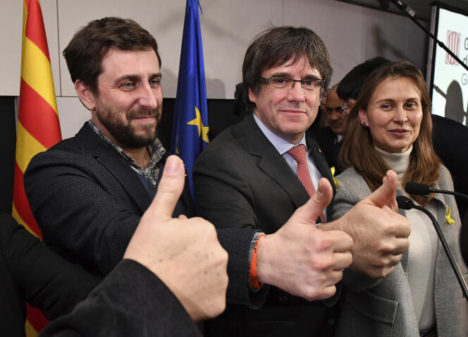 Carles Puigdemont (au centre) célèbre les résultats du vote, à Bruxelles, le 21 décembre.