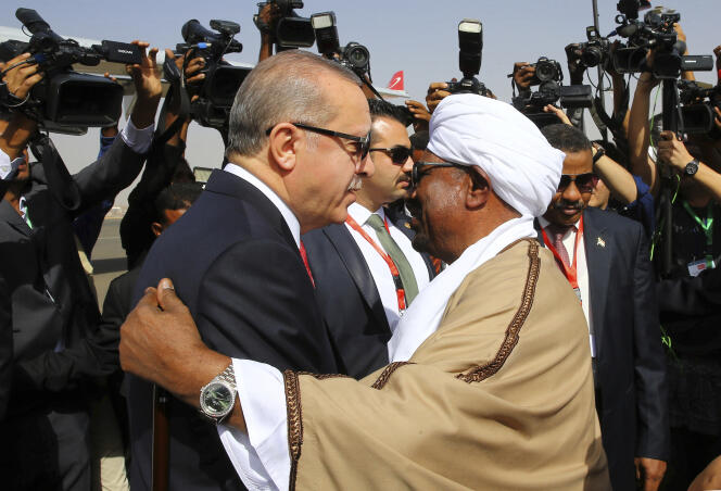 Le président soudanais Omar Al-Bachir reçoit le président turc Recep Tayyip Erdogan à Khartoum, le 24 décembre 2017.