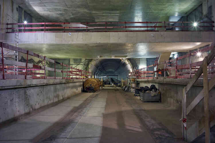 La future station Pont-Cardinet. La partie de tunnel que l’on voit au bout est quasiment terminée, les voies sont posées. Direction gare Saint-Lazare.