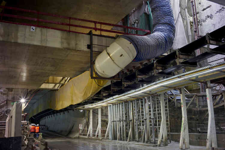 Un énorme tube d’aération (« ventube ») dans un des puits de ventilation de la future gare de Pont-Cardinet.