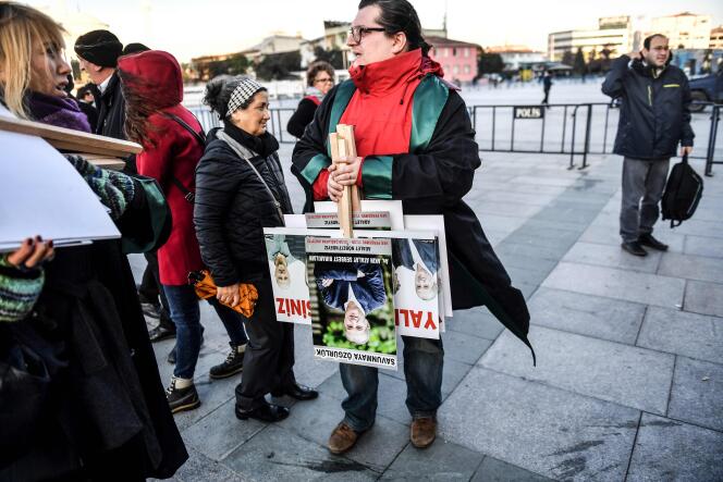 Manifestation de soutien à la rédaction de « Cumhuriyet », le 25 décembre, à Istanbul.