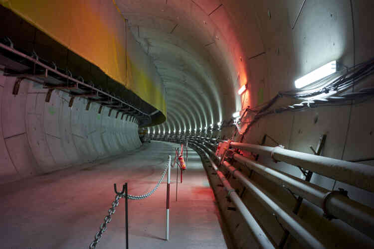 Le tunnel en direction de la Porte-de-Clichy. Cette partie de l’ouvrage est déjà bien avancée, le radier horizontal destiné à accueillir les voies ferrées a déjà été aménagé.