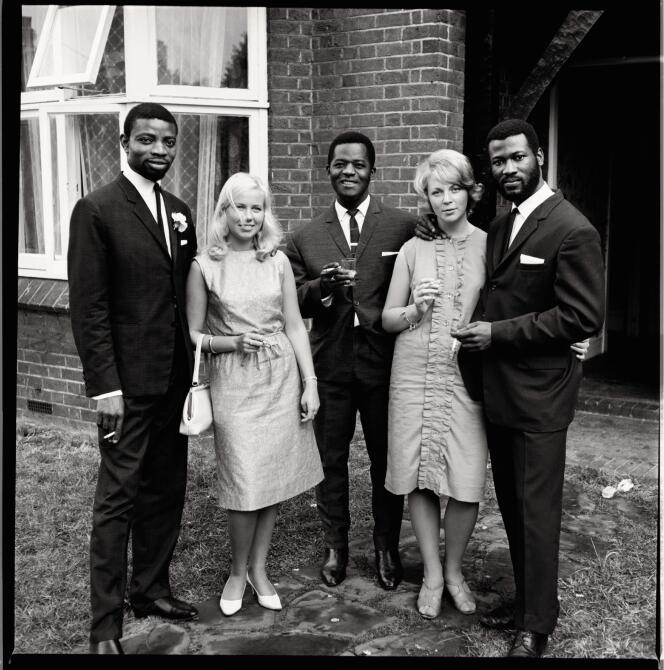Un groupe d’amis photographié lors d’un mariage à Balham, un quartier du sud de Londres, dans les années 1960.