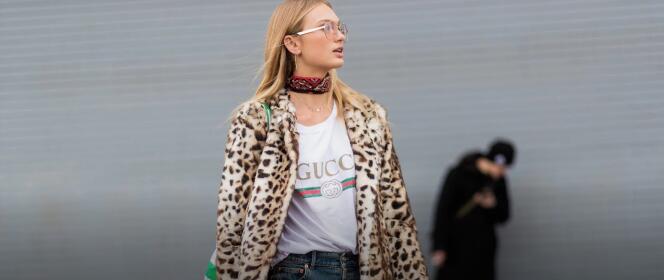 Le mannequin Romee Strijd arborant un tee-shirt à logo Gucci.