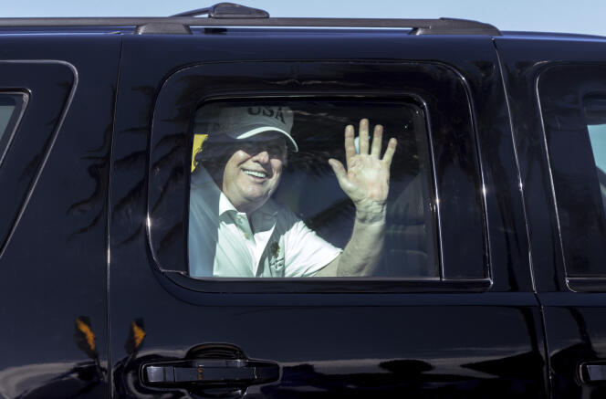 Le président des Etats-Unis Donald Trump salue ses partisans sur le chemin de sa résidence de Mar-a-Lago en Floride, le 28 décembre.