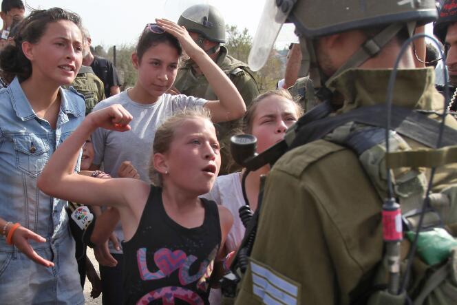 Ahed Tamimi à 11 ans, en 2012, faisant face à un soldat israélien.
