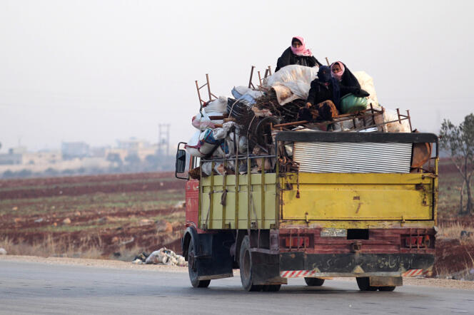 Des civils fuient leurs villages, à bord de véhicules transportant bagages et meubles, et se dirigent vers la ville d’Idlib, chef-lieu de la province du même nom.