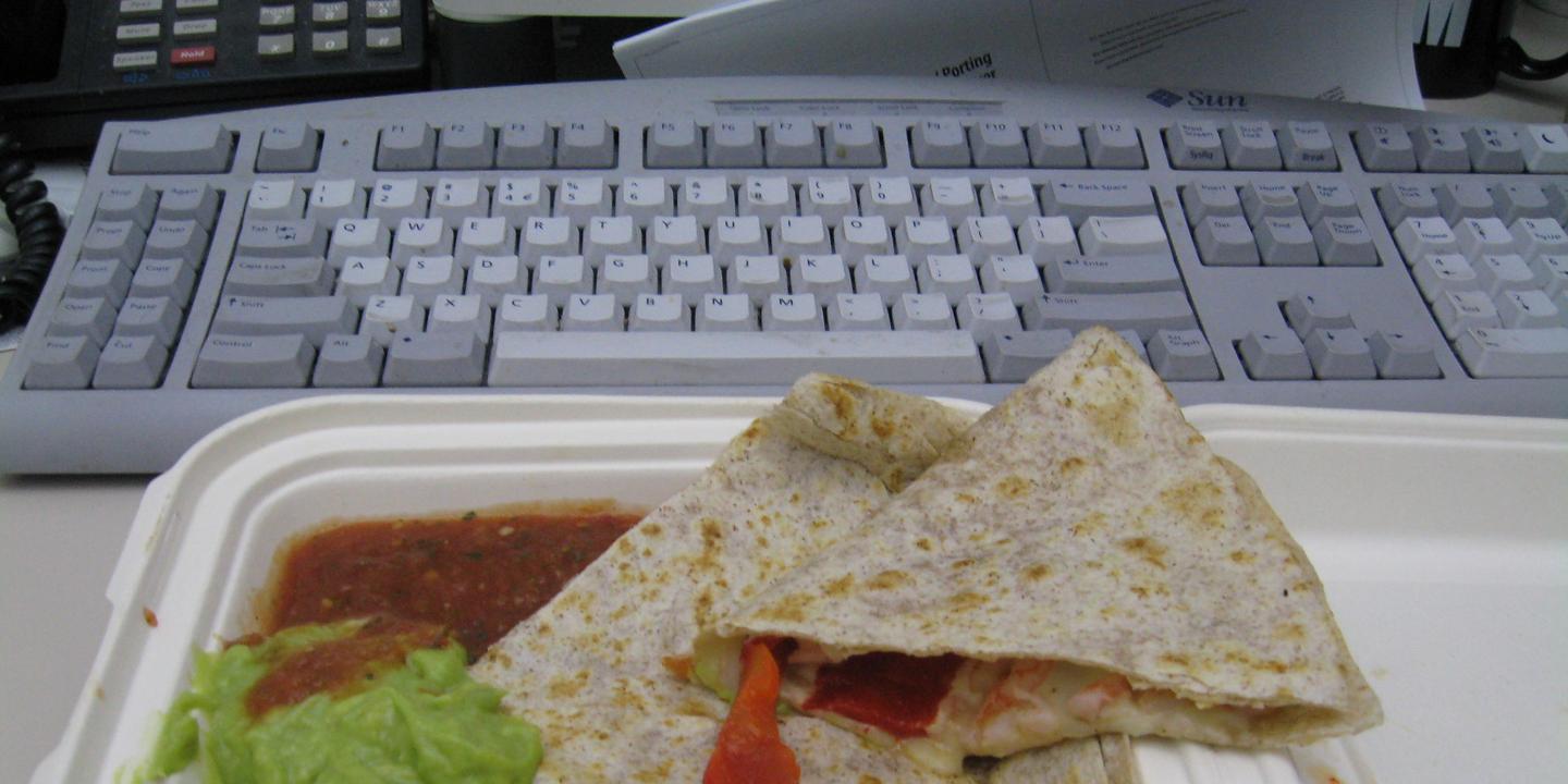 Manger Au Bureau Une Pratique A La Limite Du Harcelement Olfactif