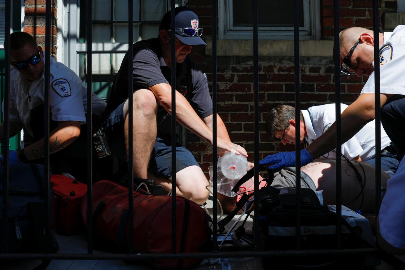 Os serviços de emergência tentam trazer um homem que teve uma overdose de opiáceo de volta a si próprio em Salem, Massachusetts, EUA, a 9 de Agosto.