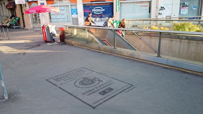 Une publicité par projection d'eau sur un trottoir de Lyon.