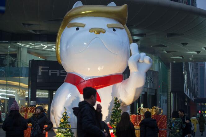 La statue géante d’un chien installée dans un centre commercial de Taiyuan, en Chine, le 29 décembre.