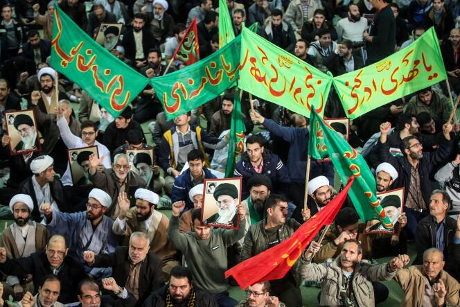 Des manifestants prorégime à Téhéran, samedi 30 décembre.