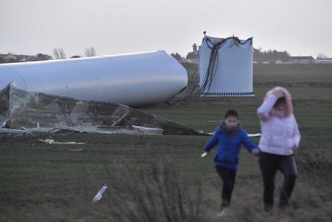 A Bouin (Vendée), une éolienne de 62 mètres de haut s’est effondrée, sectionnée à la base par la puissance du vent.