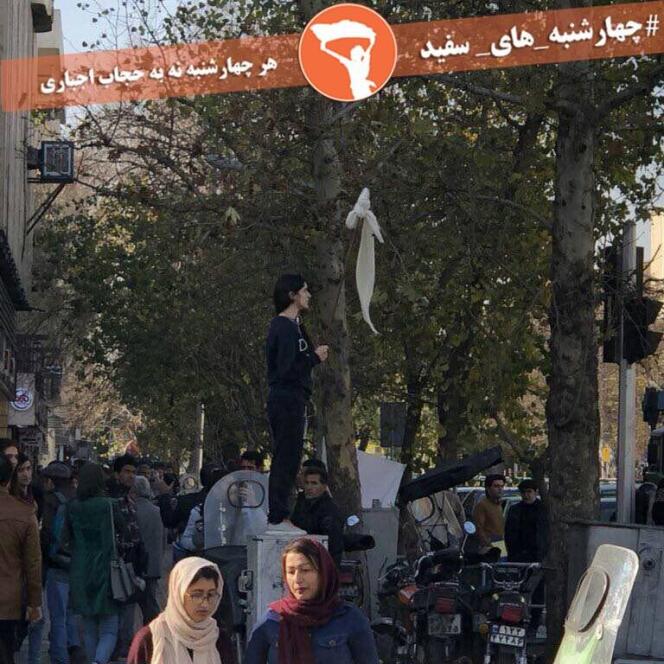 Image d’une jeune fille retirant son voile à Téhéran publiée sur la page Facebook de la militante Masih Alinejad jeudi 28 décembre.