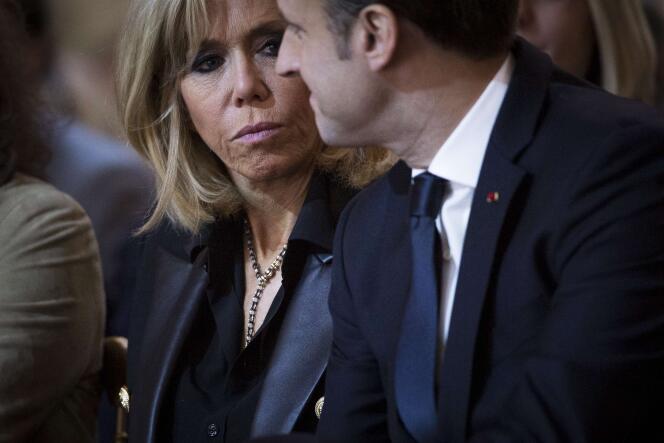 Le président Emmanuel Macron accompagné de son épouse, Brigitte Macron, à l’Elysée, le 25 novembre 2017.