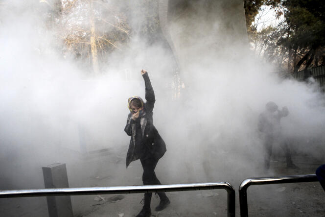 Une manifestante dans les fumigènes de la police, le 30 décembre 2017, à Téhéran.