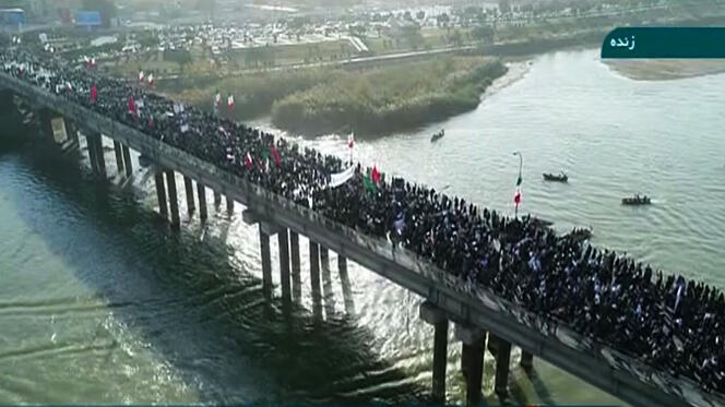 Des manifestants favorables au gouvernement défilent sur  un pont d’Ahvaz, le 3 janvier,  sur cette image diffusée par Irinn,  une chaîne d’information gouvernementale iranienne.