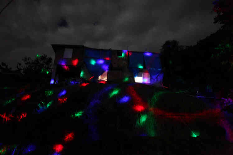 Pendant la fête du Nouvel An, des spots éclairent une maison de Morovis, municipalité de 30 000 habitants, qui vit sans courant électrique, seulement avec des générateurs depuis plus de trois mois.