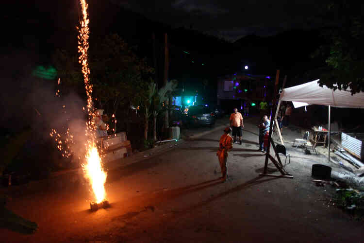 A El Salto, des feux d’artifice éclairent le ciel pour le Nouvel An.
