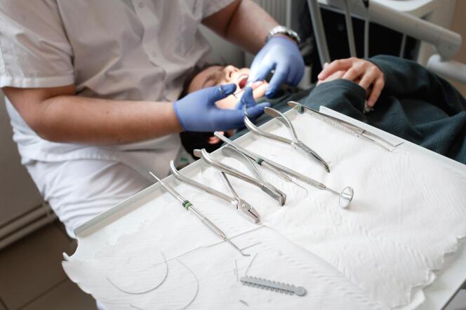 Un étudiant en chirurgie dentaire soigne un patient au service dentaire des Hospices civils de Lyon.