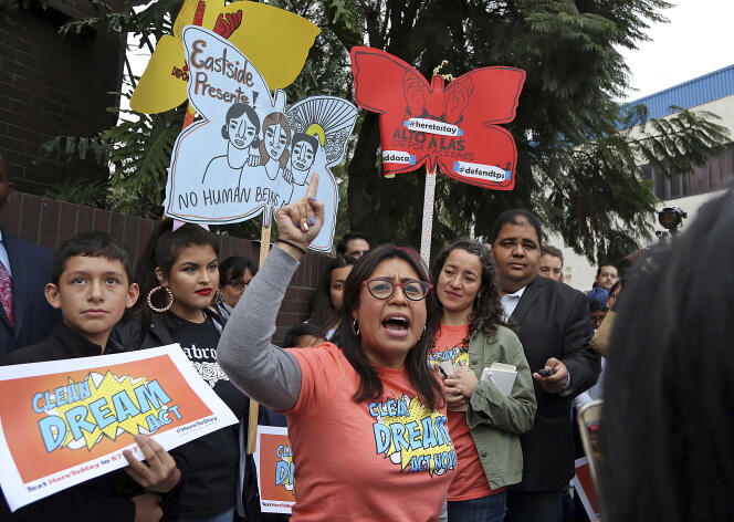 Les manisfestants appellent les démocrates à défendre le Deferred Action for Childhood Arrivals (DACA), dispositif qui permet aux jeunes immigrés de travailler et étudier légalement aux Etats-Unis, mercredi 3 janvier, à Los Angeles.
