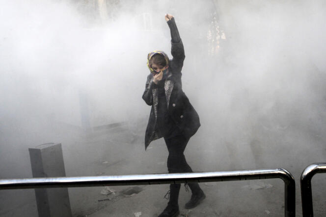 Une manifestante étudiante dans les rues de Téhéran, le 30 décembre 2017.