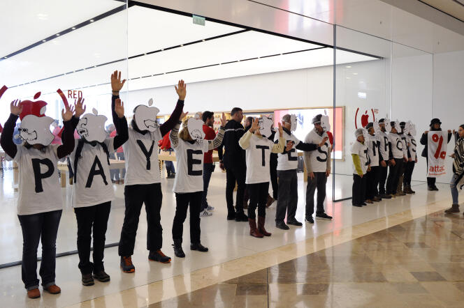 Des membres de l’association Attac manifestent devant un magasin Apple, à Marseille, le 2 décembre 2017.