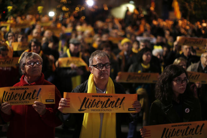 Des manifestants appelant sur leurs bannières à libérer les « prisonniers politiques » lors d’une manifestation en soutien aux responsables politiques catalans placés en détention provisoire, en face de la mairie de Sant Vicenç dels Horts, le 4 janvier 2018.