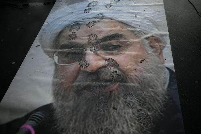 « Le régime n’a plus de légitimité, même chez les déshérités, qui avaient été son appui majeur contre les classes moyennes en 2009 » (Photo: affiche montrant Hassan Rouhani, lors d’une manifestation à Paris, le 3 janvier, contre les violences en Iran).