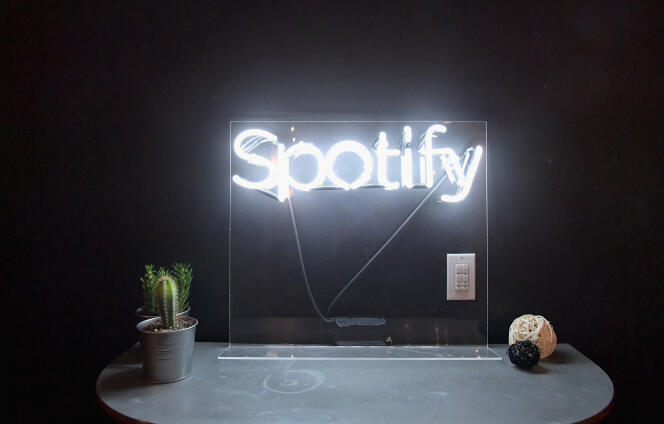 Le logo de la plate-forme suédoise de streaming musical Spotify, lors d’une soirée de lancement d’album à l’Ace Hotel à Los Angeles en Californie, le 11 décembre.
