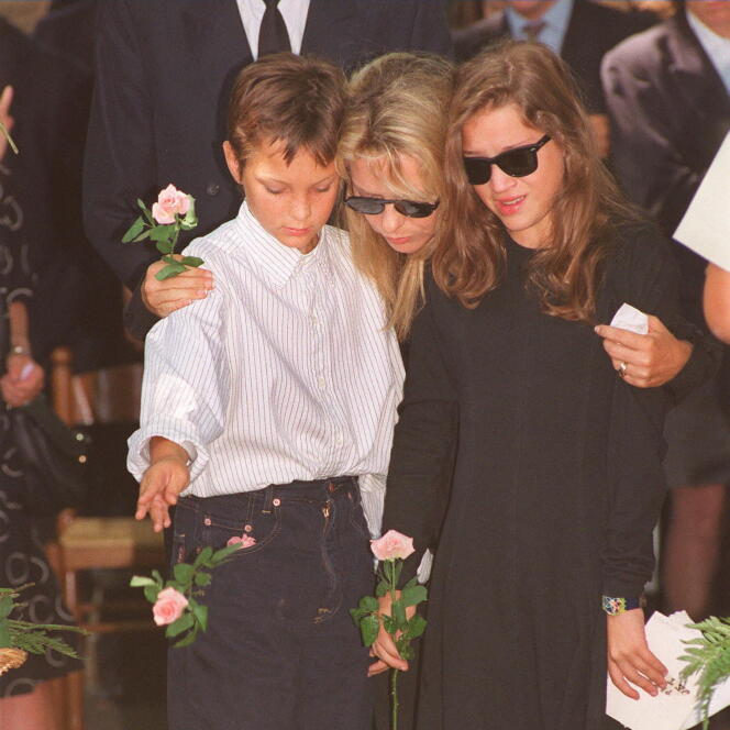 Photo prise le 6 août 1992 de la chanteuse France Gall et de ses deux enfants Raphaël et Pauline, lors des obsèques de leur père, le compositeur Michel Berger, au cimetière Montmatre à Paris.