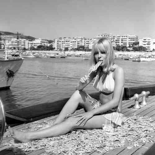 En 1966 à Cannes. La chanteuse vient de susciter un scandale en interprétant « Les Sucettes », de Serge Gainsbourg.