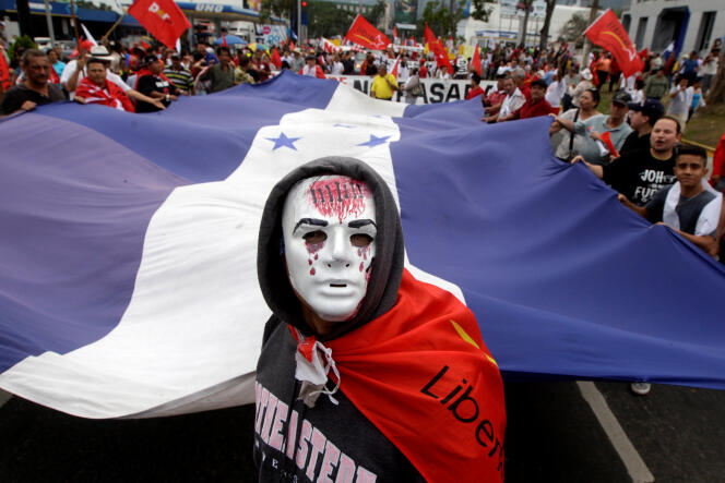 Un partisan du candidat de l’opposition Salvador Nasralla lors d’une manifestation contre la réélection du président hondurien sortant, le 6 janvier.
