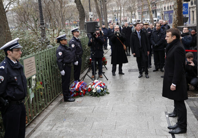 Emmanuel Macron a rendu hommage au policier Ahmed Merabet tué après l’attaque terroriste contre « Charlie Hebdo » le 7 janvier 2015.