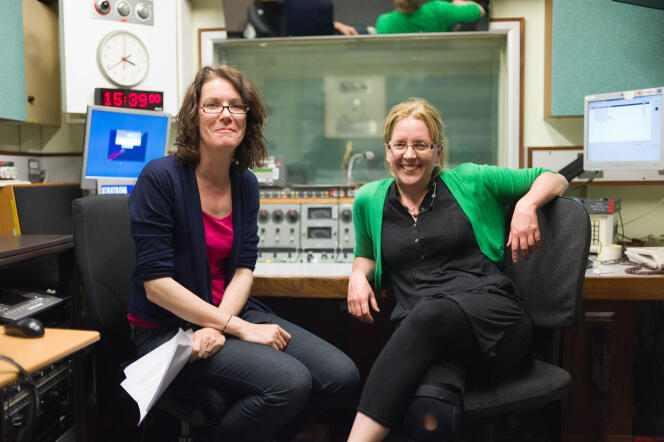 Carrie Gracie (à droite) dans le bureau de la radio BBC World Service en mai 2010.