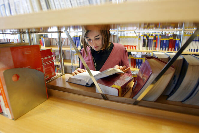 Deux bibliothèques universitaires de l'Université Lyon 3 bénéficient du label NoctamBU+. AFP PHOTO FRED DUFOUR