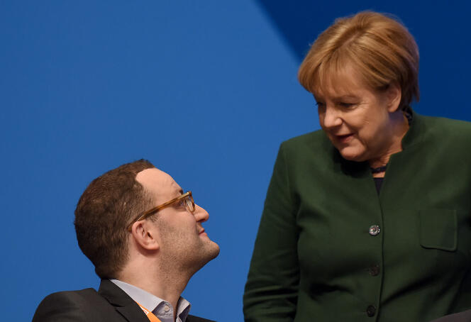 Le secrétaire  d’Etat allemand  aux finances, Jens Spahn,  et la chancelière, Angela Merkel,  en 2016 à Essen.