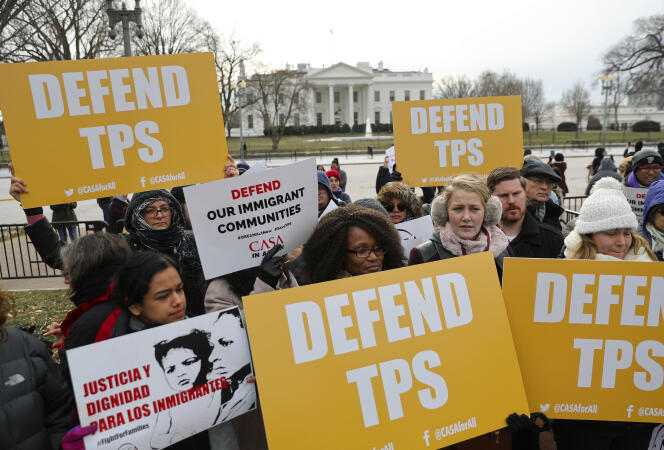 Un rassemblement, en face de la Maison Blanche à Washington, le 8 janvier, en réaction à l’annonce concernant le statut de protection temporaire pour les Salvadoriens.