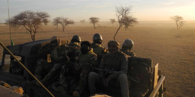 Des soldats maliens, qui feront partie de la force G5 Sahel, en patrouille près de la frontière avec le Burkina Faso et le Niger, en novembre 2017.