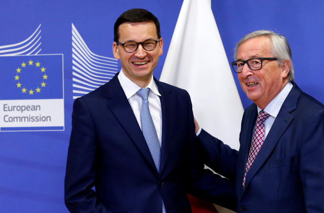 Le président de la Commission européenne, Jean-Claude Juncker (à droite), et le premier ministre polonais, Mateusz Morawiecki, le 9 janvier à Bruxelles.