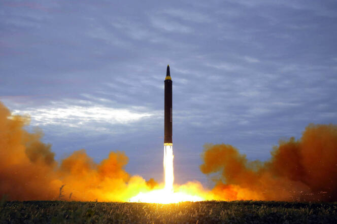 Photo fournie par l’agence officielle de presse nord coréenne d’un test de missile balistique par la Corée du Nord, le 29 août 2017.