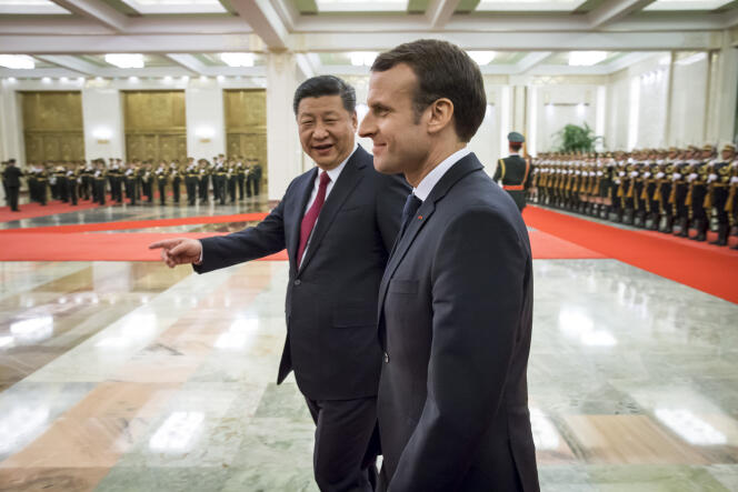 Emmanuel Macron, président de la république, et Xi Jinping, président de la République populaire de Chine participent à une cérémonie d'accueil au Grand Palais du peuple à Pékin, Chine, mardi 9 janvier.