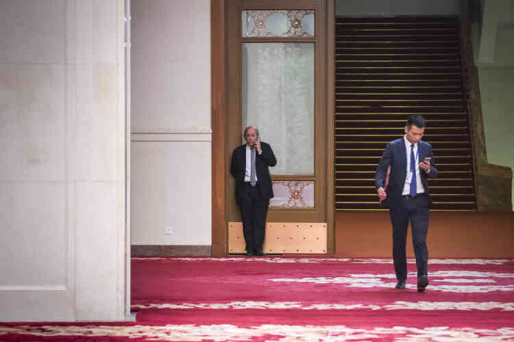 Jean-Yves Le Drian, ministre des affaires étrangères à la sortie du Grand Palais du peuple.