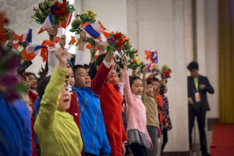 Des enfants, constituant le comité d’accueil du couple présidentiel au Grand Palais du peuple.