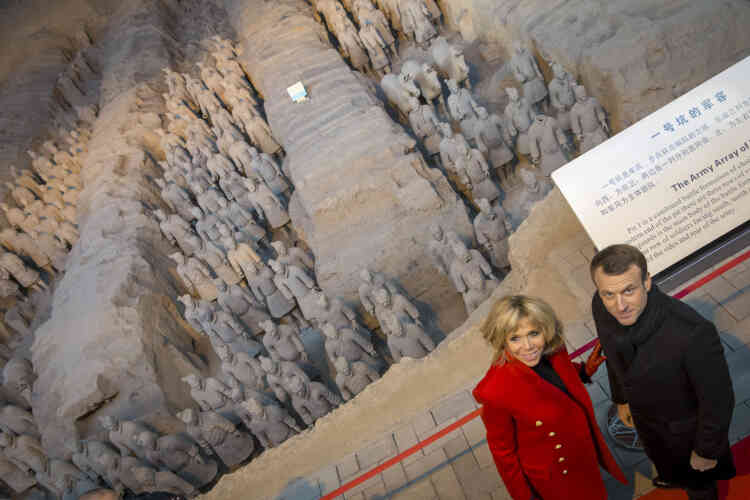 Le couple présidentiel visite le site de l’armée de terre cuite à Xi’an, Chine, lundi 8 janvier.