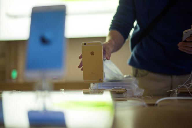 Dans un Apple Store de Paris, lors du lancement de l’iPhone 6, en septembre 2014.