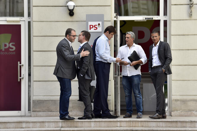 Des membres du PS (de g. à dr.) : Rachid Temal, Luc Carvounas, François Kalfon, Sébastien Denaja, et Karim Bouamrane, à Paris, le 17 juillet 2017.