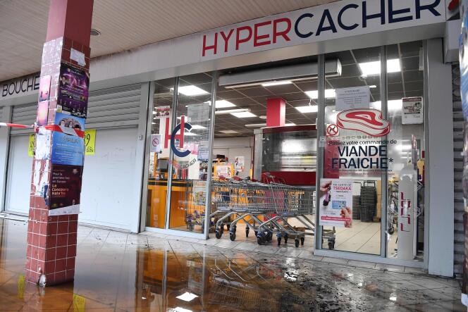 L’incendie déclenché dans l’épicerie cacher dans la nuit de lundi à mardi s’est propagé au magasin adjacent Hyper Cacher.